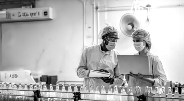 SINGLE-IMAGE_man-and-woman-laptop-quality-inspection-drinks-bottling-line_may24