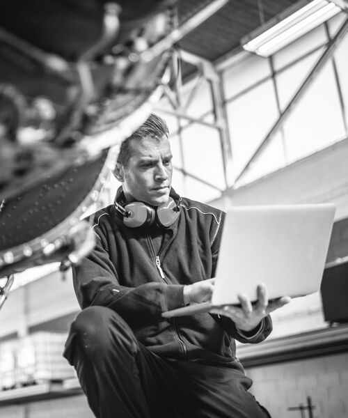 SINGLE-IMAGE_aircraft-mechanic-using-laptop_feb25
