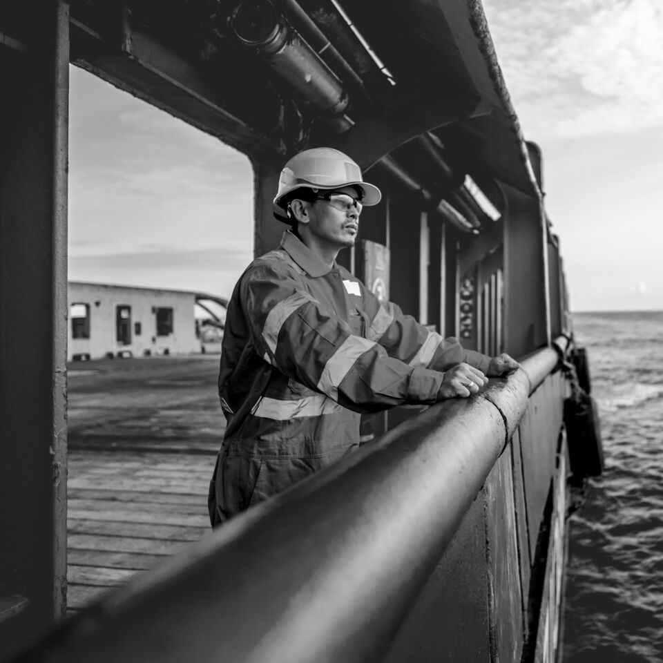 SINGLE-IMAGE_marine-worker-at-the-rail_aug24