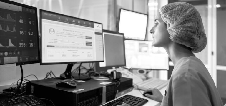 SINGLE-IMAGE_nurse-working-at-computer-many-screens_aug25