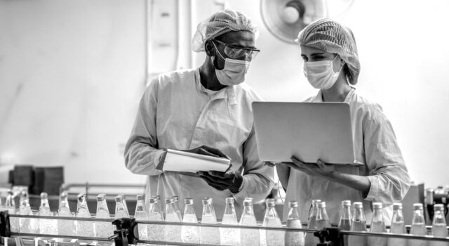 SINGLE-IMAGE_laptop-quality-inspection-drinks-bottling-line_nov23