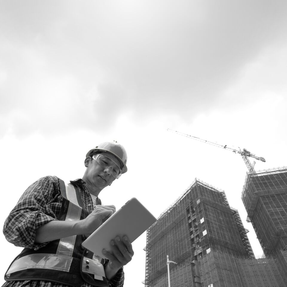 SINGLE-IMAGE_construction-worker-tablet-tower-crane-expanded_may25