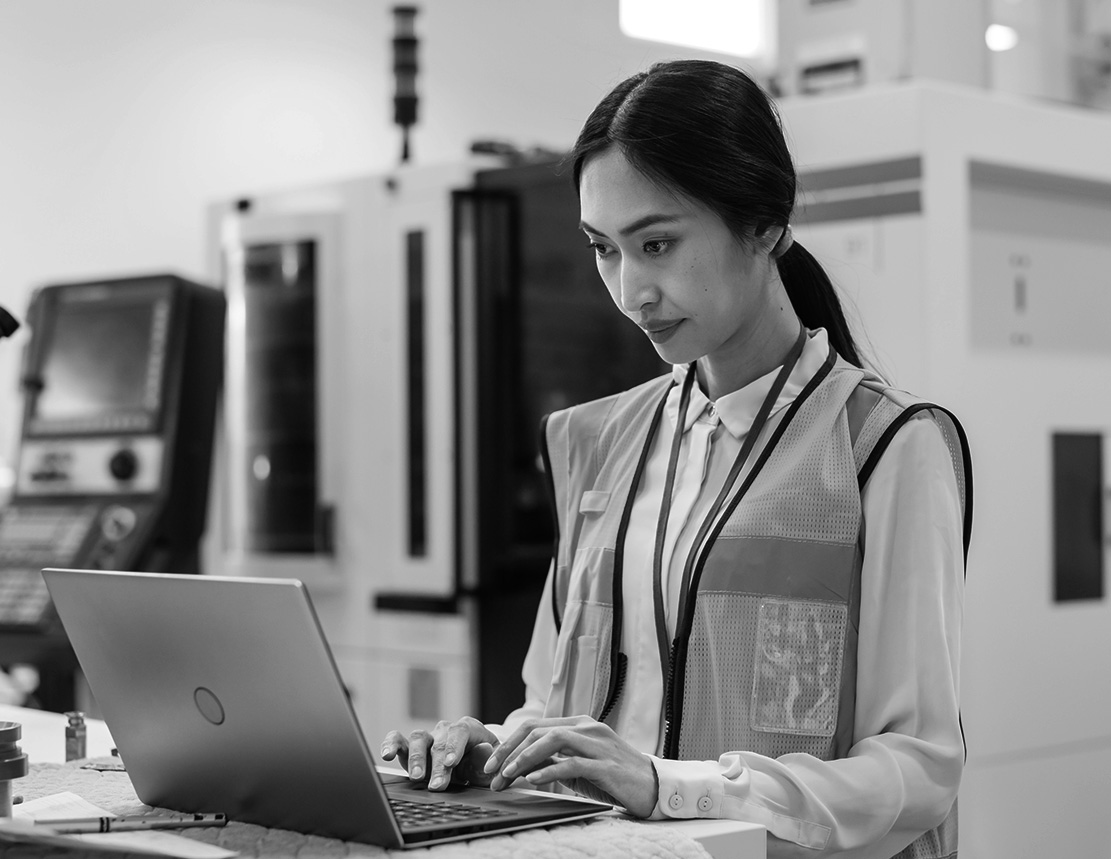 SINGLE-IMAGE_staff-meeting-at-a-distribution-warehouse_jul25