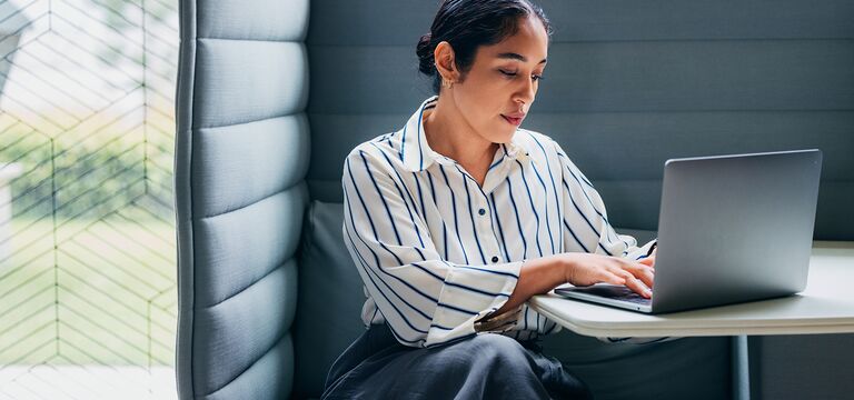 COLOUR-IMAGE_woman-laptop-device-working-office_mar26