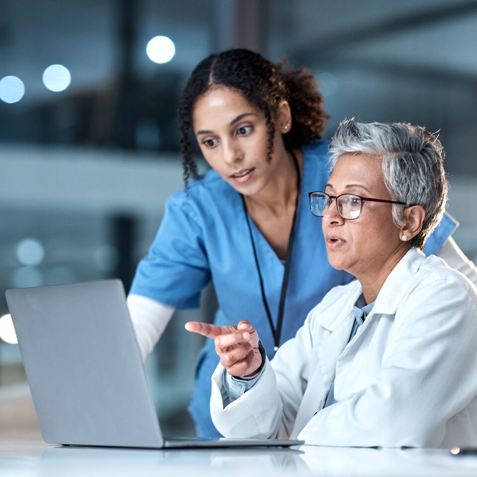 COLOUR-IMAGE_healthcare-laptop-computer-coat_feb26