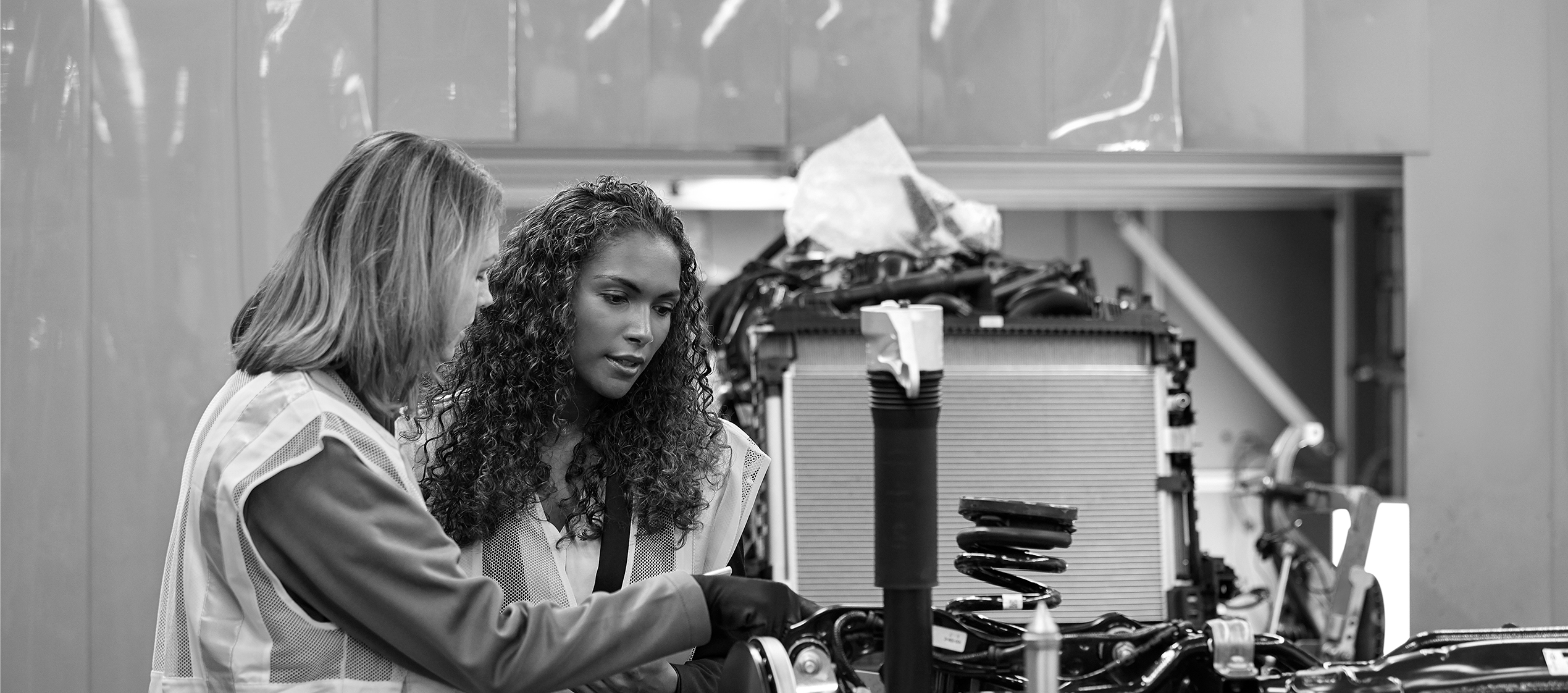 /bynder-asset/bynder:CF86B339-E054-4926-AFB9A7AA7417B2D2/240/SINGLE-IMAGE_female-workers-quality-control-no-squares_mar24.jpg?1749636883000