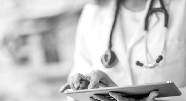 SINGLE-IMAGE_doctor-holding-tablet_aug24