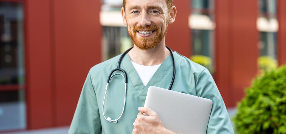 COLOUR-IMAGE_red_hair_male_holding_ipad_may26