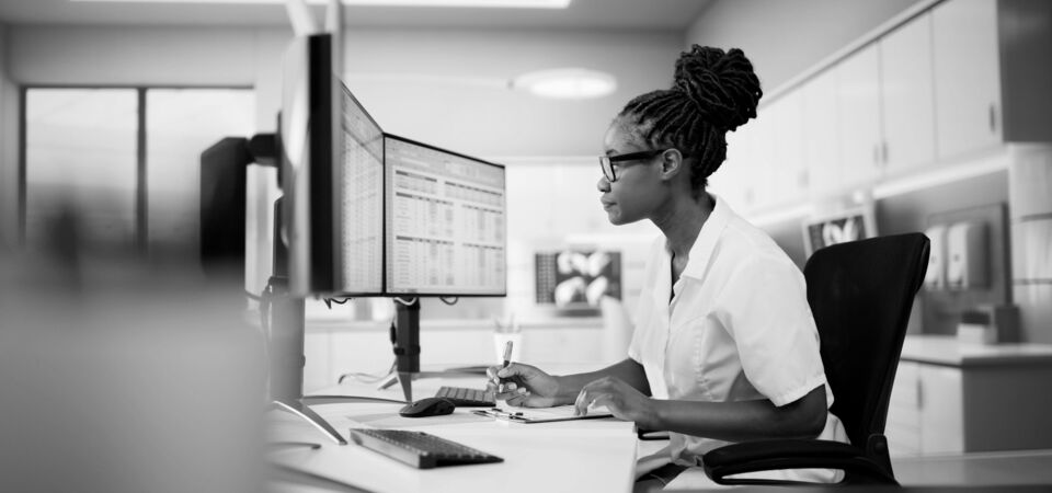 SINGLE-IMAGE_doctor-working-at-computer_aug25