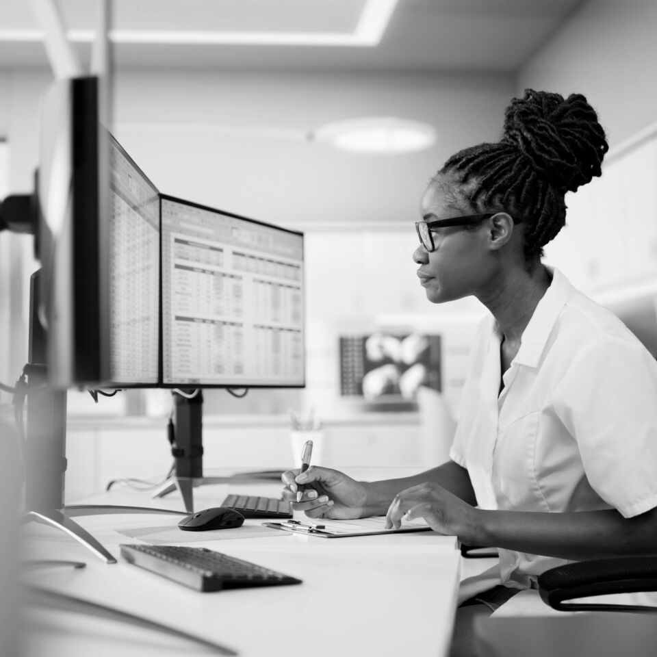 SINGLE-IMAGE_doctor-working-at-computer_aug25