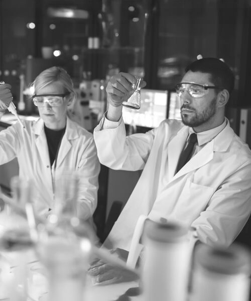 SINGLE-IMAGE_female-and-male-medical-research-scientists_mar25