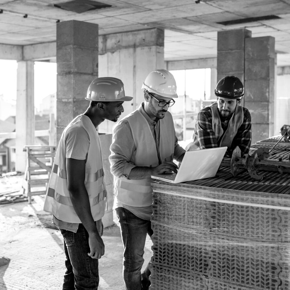 SINGLE-IMAGE_construction-workers -talking-over-plans_may25