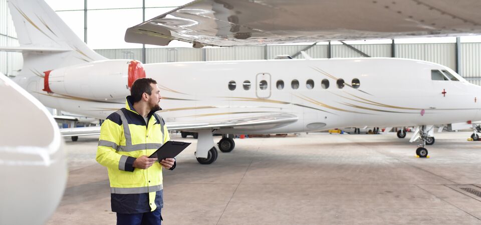 COLOUR-IMAGE_aviation-plane-inspection-worker_feb26