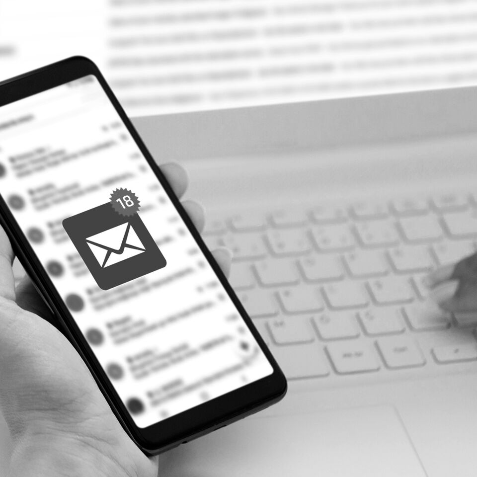 SINGLE-IMAGE_female-recieve-inbox-view-the-pending-e-mail_may25