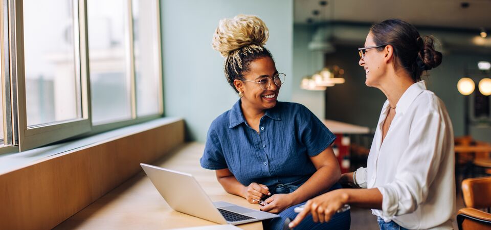 COLOUR-IMAGE_two-women-laptop_feb26