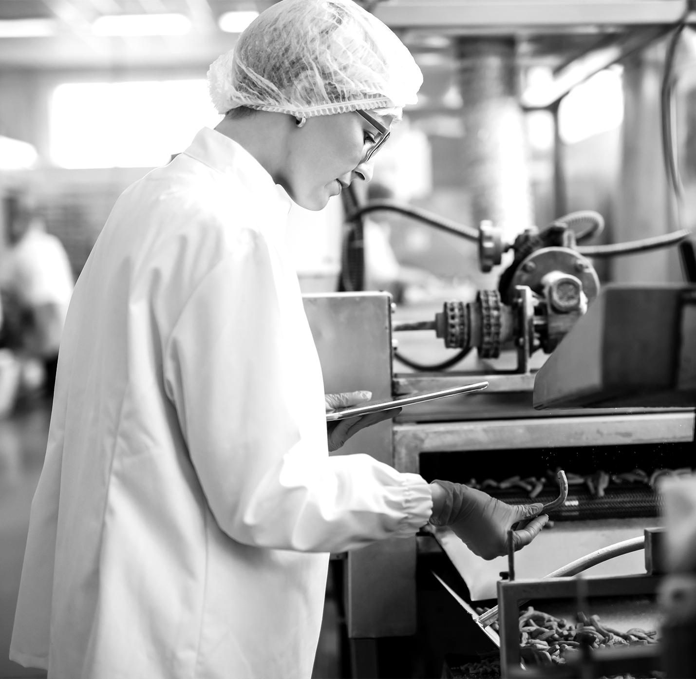 SINGLE-IMAGE_women-using-tablet-for-food-quality-check_aug24