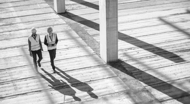 SINGLE-IMAGE_foreman-inspecting-site_oct23