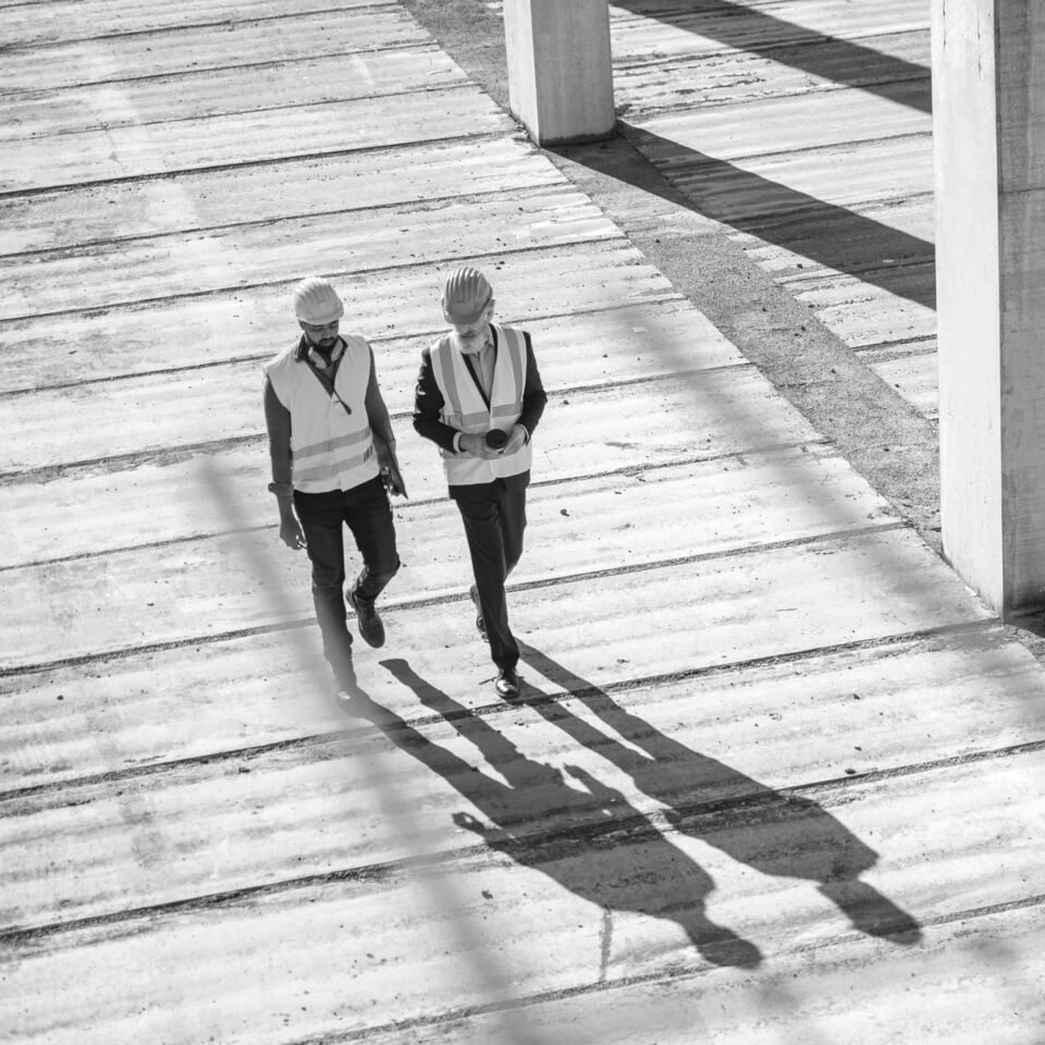 SINGLE-IMAGE_foreman-inspecting-site_oct23